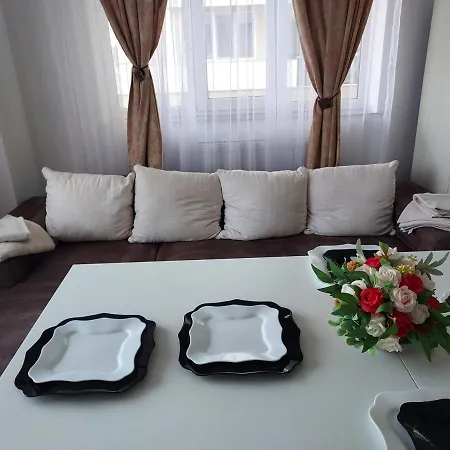 Mona Mamaia